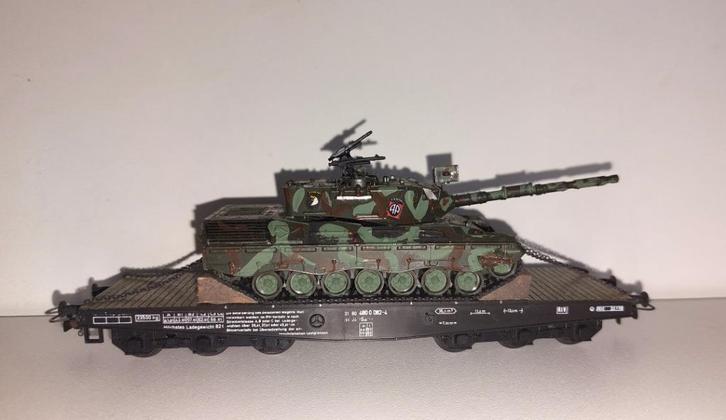 Liliput H0 21200 - 6-assige zwarelastwagen Leopard 1A5 tank, Hobby en Vrije tijd, Modeltreinen | H0, Zo goed als nieuw, Wagon