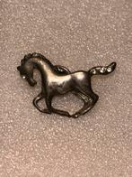 Pin zilveren paard, Verzamelen, Speldjes, Pins en Buttons, Ophalen of Verzenden, Zo goed als nieuw, Dier of Natuur, Speldje of Pin