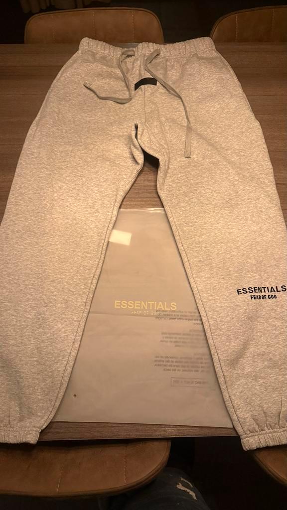 Lichtgrijze Essentials look a like joggingsbroek XL, Kleding | Heren, Broeken en Pantalons, Zo goed als nieuw, Maat 56/58 (XL)