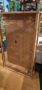 Wand vitrine kast, Huis en Inrichting, Kasten | Vitrinekasten, Ophalen, Met deur(en), 100 tot 150 cm, 50 tot 100 cm