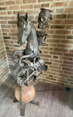 Skelet op een paard, Ophalen