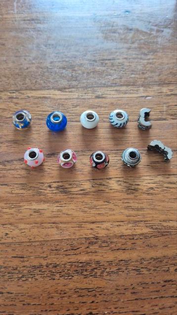 Diverse kleuren ronde bedels plus 2 clip bedels beschikbaar voor biedingen