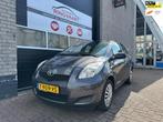 Toyota Yaris 1.0 VVTi Acces Met 1 JAAR APK, Voorwielaandrijving, Gebruikt, 750 kg, 960 kg