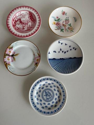 Set van 5 vintage/ antieke porseleinen mini-bordjes 7,5 cm beschikbaar voor biedingen