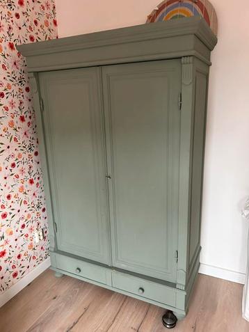 Mooie oud grenen kledingkast! Brocant vintage beschikbaar voor biedingen