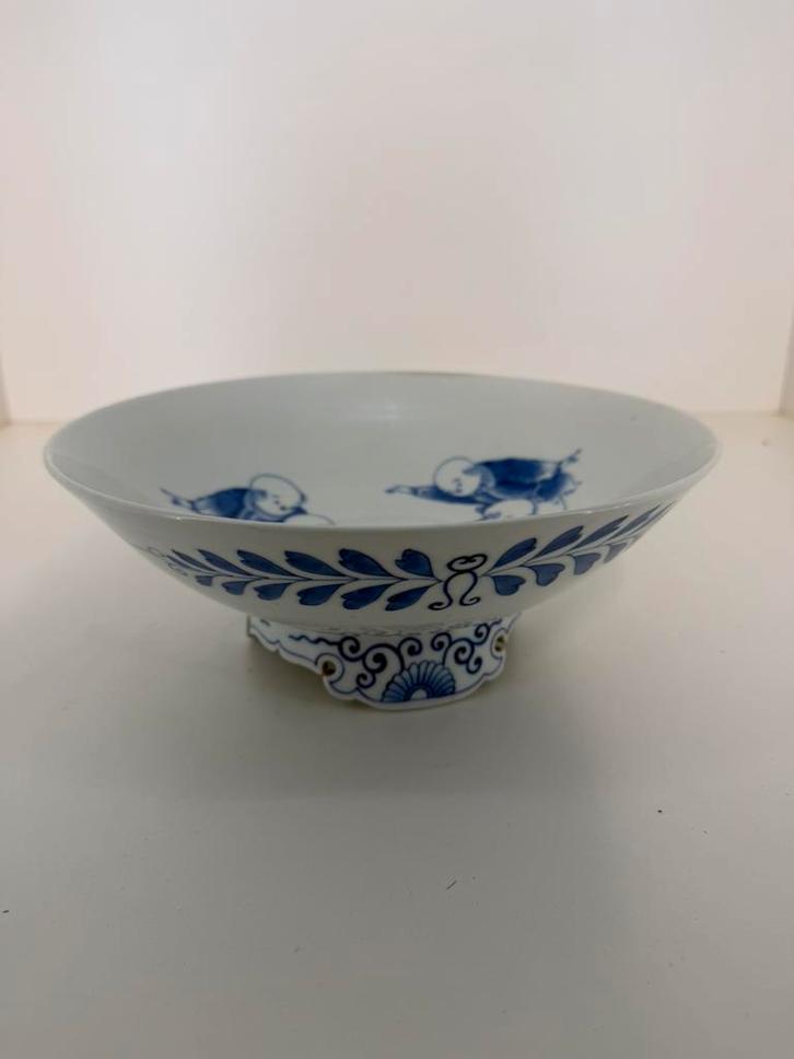 Chinees porselein schaal op voet spelende kinderen 26 cm, Antiek en Kunst, Antiek | Schalen, Ophalen of Verzenden