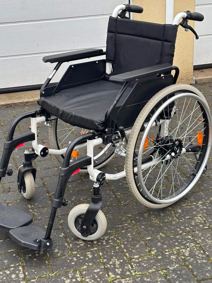 Rolstoel Dietz Caneo nieuwprijs €699 nu paar x gebruikt €245, Diversen, Rolstoelen, Zo goed als nieuw, Handbewogen rolstoel, Inklapbaar