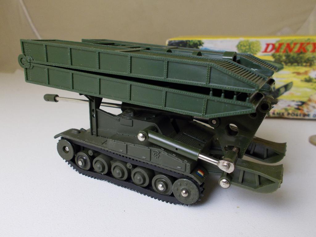 1964 Dinky Toys 883 CHAR AMX POSEUR DE PONT +ORIGINELE DOOS!, Ophalen of Verzenden, Zo goed als nieuw, Bus of Vrachtwagen, Dinky Toys