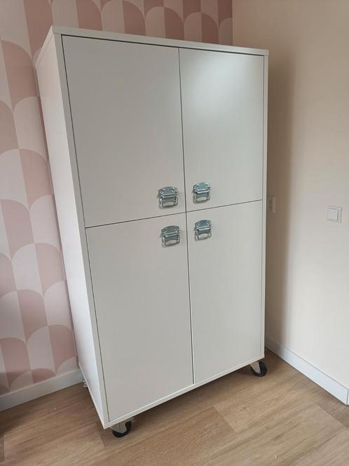 Witte kledingkast op wielen, Huis en Inrichting, Kasten | Lockerkasten, Gebruikt, Ophalen