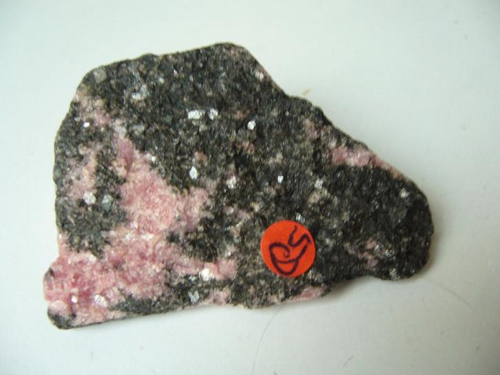 Rhodoniet ruwe brokken edelsteen mineraal brok 58gr, Verzamelen, Mineralen en Fossielen, Mineraal, Ophalen of Verzenden