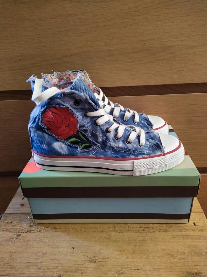 Nieuwe schoenen. Gympen. Blauw. Maat 40. Frenzy., Kleding | Dames, Schoenen, Zo goed als nieuw, Sneakers of Gympen, Blauw, Ophalen of Verzenden