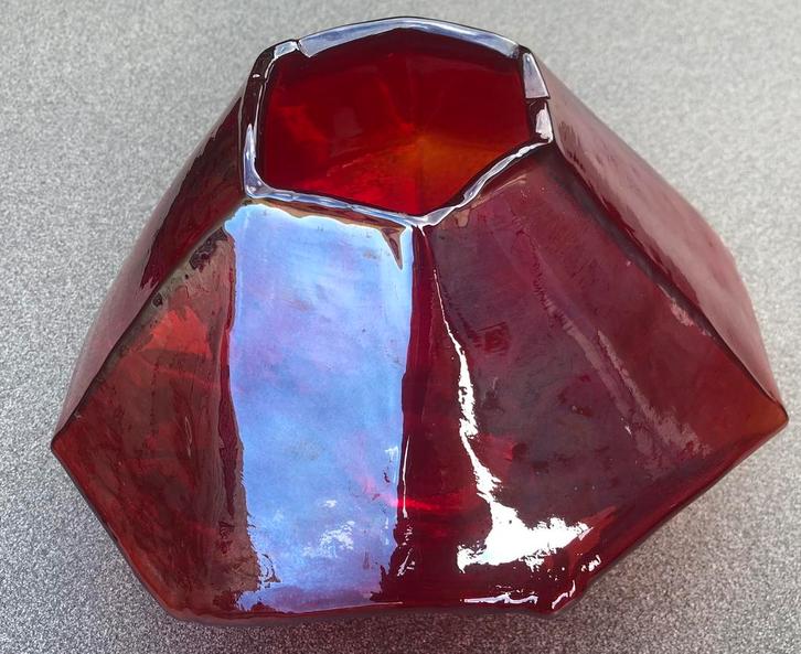 Glas / Keramiek : rode Polspotten hexagon glas vaas, Huis en Inrichting, Woonaccessoires | Vazen, Rood, Minder dan 50 cm, Glas