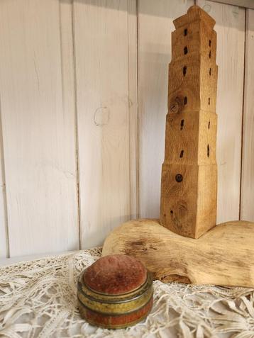 Oude speldenkussen Bruinkolen beschikbaar voor biedingen