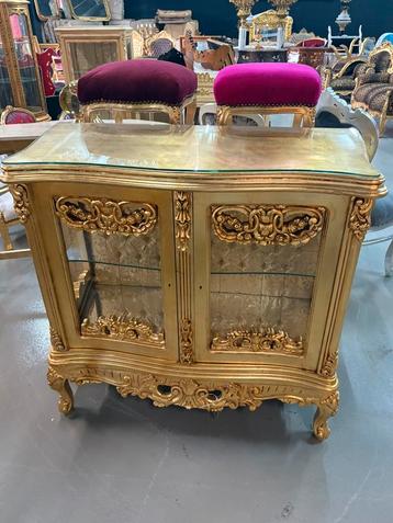 Vitrine kast beschikbaar voor biedingen
