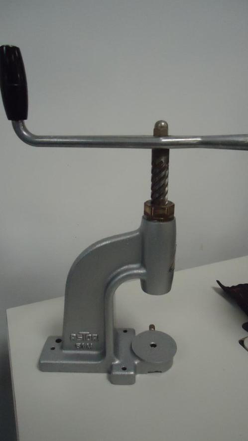 Astor Knopenmachine 51M, Hobby en Vrije tijd, Naaimachines en Toebehoren, Gebruikt, Naaimachine, Overige merken, Industrieel, Ophalen