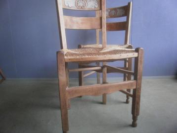Stoelen, hout met rieten zitting, ruggravure, eettafelstoel beschikbaar voor biedingen