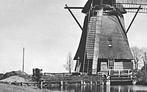 990509	Uitgeest	Watermolen	1957 NH	Gelopen met postzegel, Verzamelen, Ansichtkaarten | Nederland, Ophalen of Verzenden, 1940 tot 1960