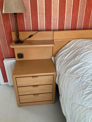 Boxspring met houten ombouw beschikbaar voor biedingen