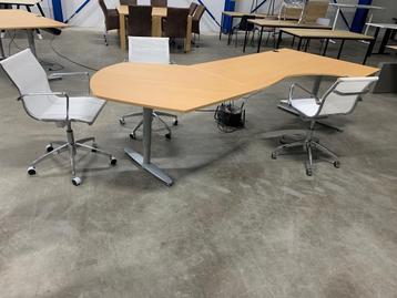 UITVERKOOP!!! Hoekbureau + aanbouw beschikbaar voor biedingen