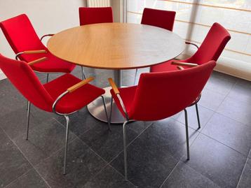 Artifort Clarion eettafel met 6 Artifort Dive stoelen beschikbaar voor biedingen