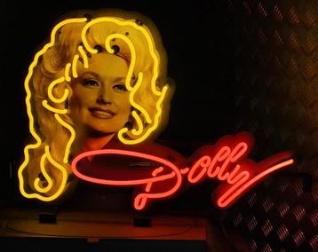 FIFTIES SIXTIES NEONVERLICHTING DOLLY PARTON MET ACHTERPLAAT beschikbaar voor biedingen