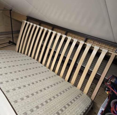 Eenpersoonsbed met matras, Huis en Inrichting, Slaapkamer | Bedden, Zo goed als nieuw, Eenpersoons, 90 cm, 200 cm, Hout, Wit, Ophalen