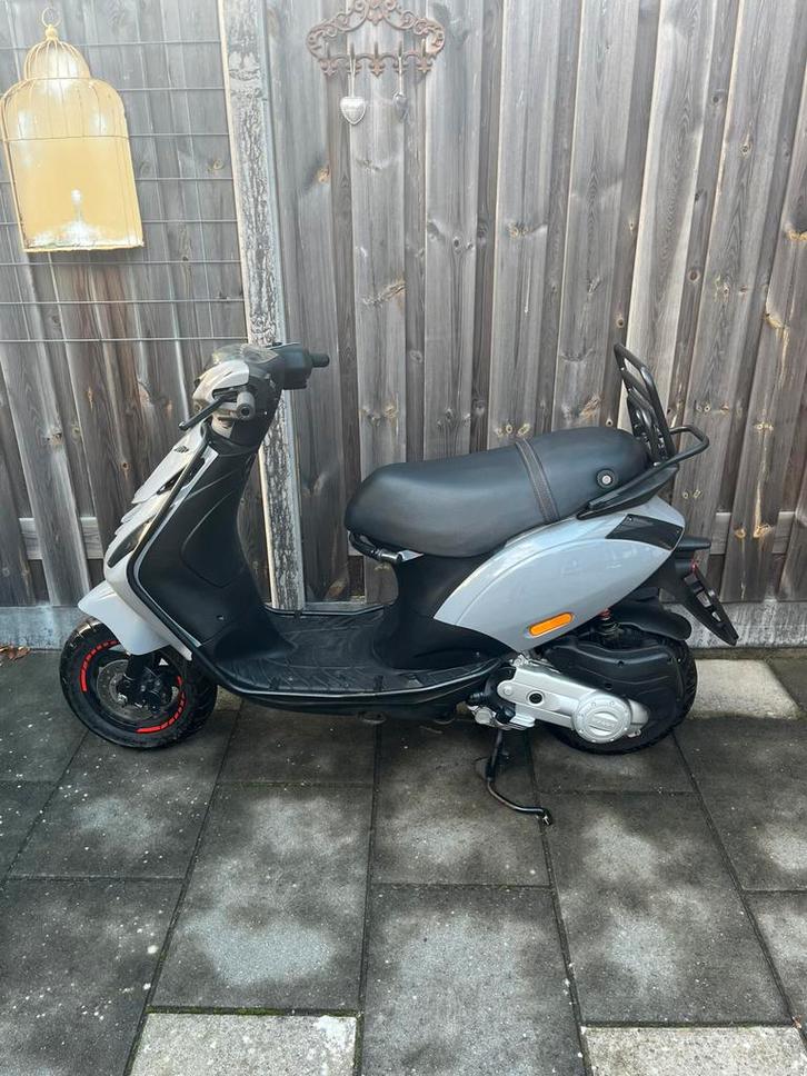 Piaggio zip, Fietsen en Brommers, Scooters | Piaggio, Zo goed als nieuw, Zip, Maximaal 45 km/u, Benzine, Ophalen