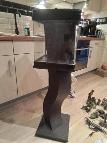 Aquarium  30 liter met toebehoren en voet beschikbaar voor biedingen