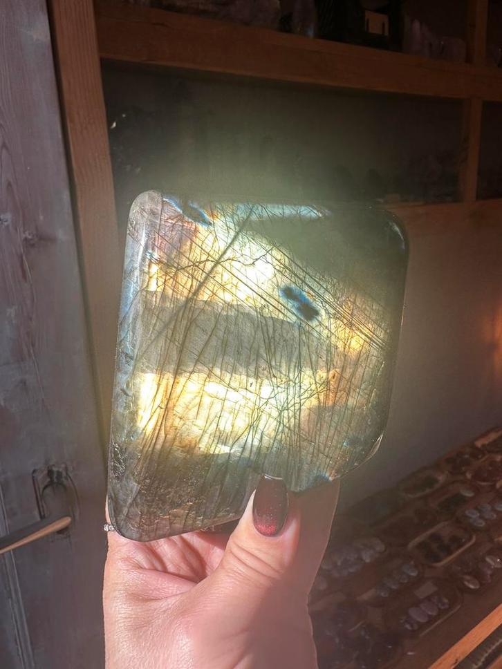 Waanzinnig goud/groen kleurige labradoriet sculptuur, Verzamelen, Mineralen en Fossielen, Mineraal, Ophalen of Verzenden