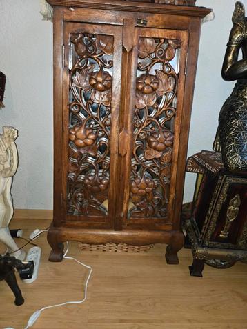 Houten kast met houtsnijwerk beschikbaar voor biedingen