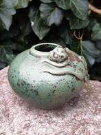 Groen vaasje met hagedis, Ophalen of Verzenden, Overige kleuren, Aardewerk of Porselein, Minder dan 50 cm