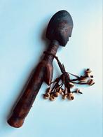 Afrikaanse Mossi pop met leer bekleed - kauri schelpen, Ophalen of Verzenden