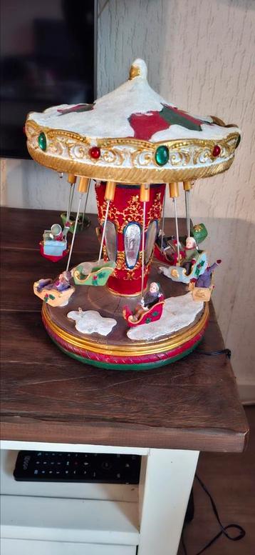 Oude zweefmolen met licht en muziek  beschikbaar voor biedingen