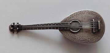 Zeldzaam pillendoosje ivv een mandoline.  beschikbaar voor biedingen