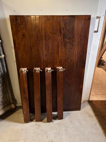 Teak houten tafel beschikbaar voor biedingen