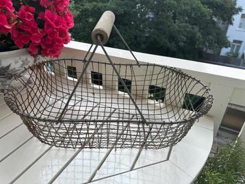 Leuke oude draadmand voor op balkon of in de tuin beschikbaar voor biedingen