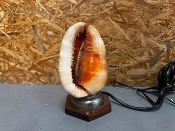 Art Nouveau Cameelamp met Gesneden Schelp beschikbaar voor biedingen