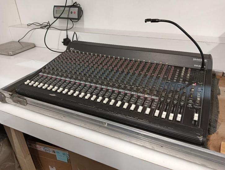 Mackie SR 24-4 Mengtafel compleet met flightcase, Muziek en Instrumenten, Mengpanelen, Gebruikt, 20 kanalen of meer, Microfooningang
