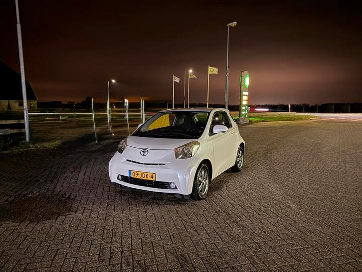 TOYOTA IQ 1.0 VVTI ASPIRATION 2009 parelmoer wit.,all season, Auto's, Toyota, Particulier, IQ, ABS, Airbags, Airconditioning, Bluetooth
