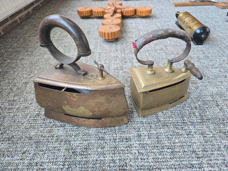 Twee Antieke Strijkijzers, Antiek en Kunst, Antiek | Overige Antiek, Ophalen