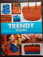 Trendy: mooie tassen om te haken en te breien, Hobby en Vrije tijd, Breien en Haken, Patroon of Boek, Zo goed als nieuw, Breien