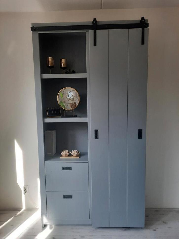 VT wonen “Barn Slide” kast – Beton grijs, Huis en Inrichting, Kasten | Buffetkasten, Zo goed als nieuw, 200 cm of meer, 100 tot 150 cm