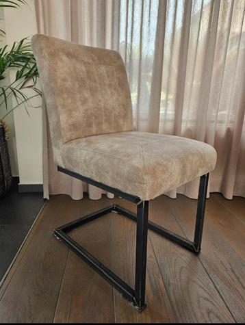 2 Eetkamerstoelen Roger beschikbaar voor biedingen
