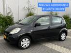 Daihatsu Sirion 2 1.0 51KW | 2005 | Zwart | DSTRB & BEURT, Auto's, Daihatsu, Voorwielaandrijving, Stof, Zwart, Handgeschakeld