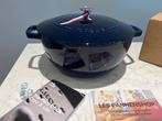 Nieuwe Staub Marmite 26 cm Bleu Intense de doos, Gietijzer, Nieuw, Ophalen of Verzenden, Staub