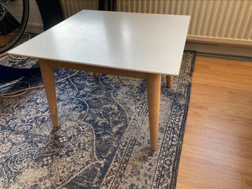 Mooie tafel 60 x 60 x 40 cm beschikbaar voor biedingen