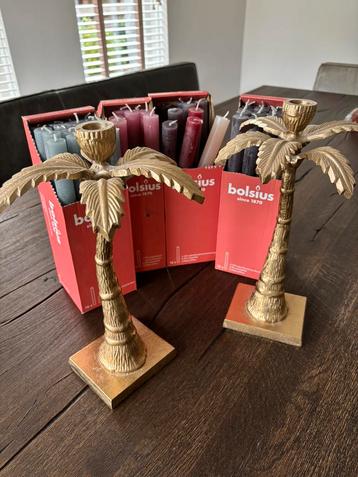 Twee kandelaars en 48 Bolsius kaarsen beschikbaar voor biedingen