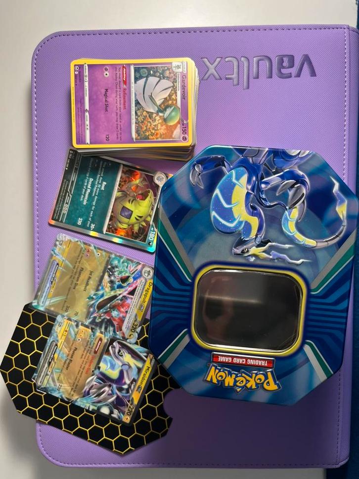Pokémon tin - gevuld met Engelse bulk (reverse) holo en ex, Hobby en Vrije tijd, Verzamelkaartspellen | Pokémon, Nieuw, Meerdere kaarten