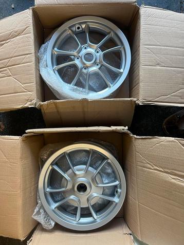 Vespa velgen beschikbaar voor biedingen