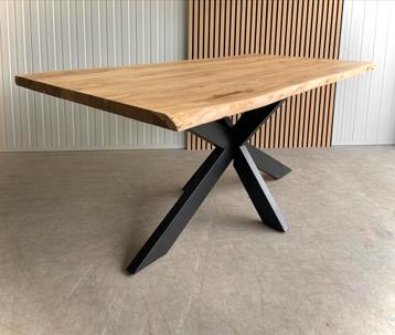 Massief houten boomstam tafel met metalen matrix X poot  beschikbaar voor biedingen